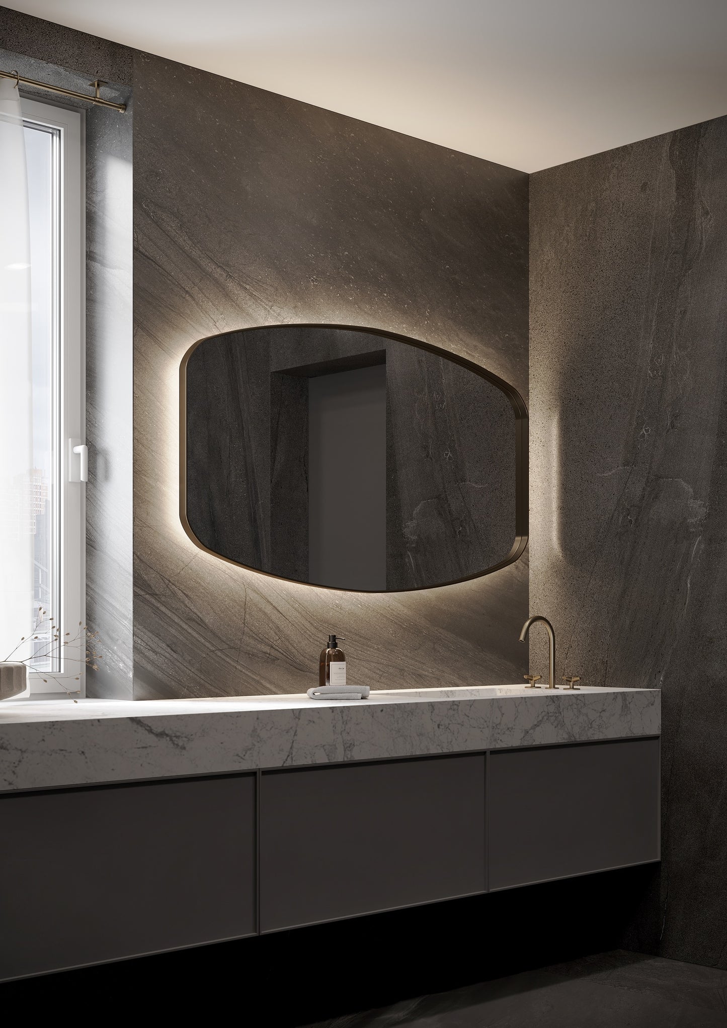 Maatwerk organische spiegel brushed messing met indirecte verlichting, dimbare sensor en spiegelverwarming
