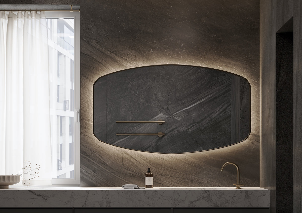 Maatwerk organische spiegel brushed messing met indirecte verlichting, dimbare sensor en spiegelverwarming